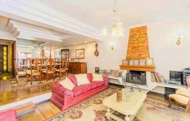 Imagem 2: Casa de 333m² com 4 dormitórios, pátio com piscina, espaço gourmet com churrasqueira e 4