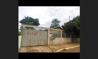 Imagem: Casa toda murada no asfalto