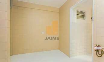 Imagem 7: O apto tem três quartos (sendo um uma suíte pequena), banheiro