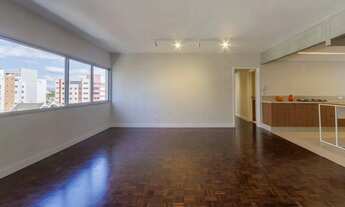 Imagem 3: Apartamento que une o clássico e o contemporâneo: planta ampla com suíte no Alto da Glória