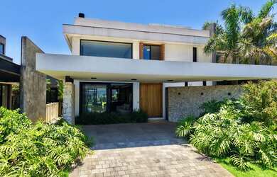 Imagem 2: Sobrado com piscina beira lago, mobiliado e decorado..