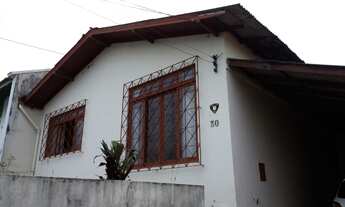 Imagem: Casa com 3 quartos e edícula ao fundo