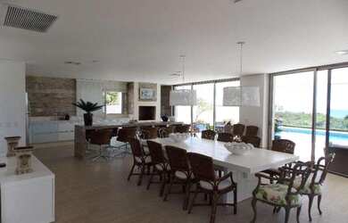 Imagem 7: Casa para aluguel e venda tem 1000 metros quadrados com 6 quartos.