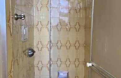 Imagem 5: 2 dormitórios, 2 banheiros, bem iluminado a meia quadra da praia, rua tranquila no Gonzaga