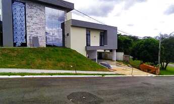 Imagem 1: Casa de condomínio térrea para venda tem 307 metros quadrados com 5 quartos