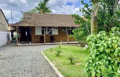 Imagem: Casa de madeira com 2 dormitórios