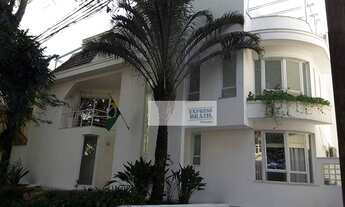 Imagem 2: Moderna, clean, ensolarada,muita iluminação natural, 4 suítes, piscina, churrasqueira, ent