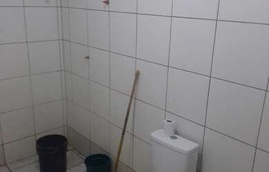 Imagem 2: Troco uma casa de dois andares com quintal grande fora o terreno do lado em outra casa