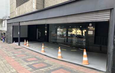 Imagem 2: Loja para aluguel e venda possui 825m2 e 230m2 mezanino em Lourdes - Belo Horizonte - MG