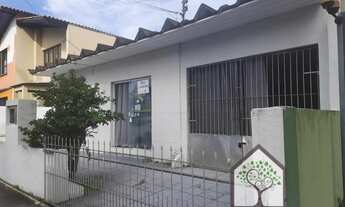 Imagem: Casa na Trindade próximo ao terminal de