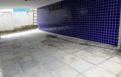 Imagem 5: Pilotis,250mts do mar Primeiro andar 120mts 3 quartos+dep 03 garagens