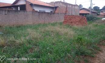 Imagem 4: Lote plano ,com asfalto e vizinhos em ambos os lado, Bairro Bela São Pedro