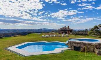 Imagem 2: Casa à venda em Campos do Jordão, Nova Capivari. Vista exuberante, piscina aquecida, área