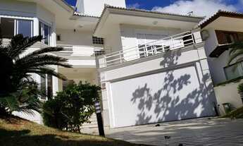 Imagem 2: Casa para aluguel e venda tem 360 metros quadrados com 5 quartos.