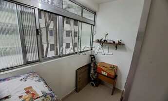 Imagem 4: Apartamento com dois quartos, uma sala, um banheiro, cozinha com área de serviço e vaga