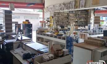 Imagem: Loja de Ferragens e Madeira de esquina em