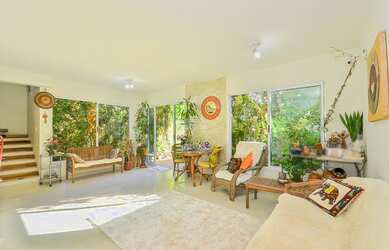 Imagem 2: Casa para venda possui 271 metros quadrados com 3 quartos em Seminário - Curitiba - PR