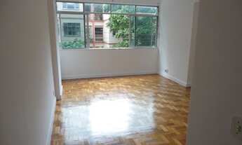 Imagem 2: Ótimo apartamento de frente com 2 vagas de garagem e localização privilegiada! Composto po