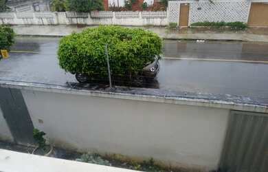 Imagem 3: Pilotis,250mts do mar Primeiro andar 120mts 3 quartos+dep 03 garagens