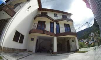 Imagem: Casa tríplex no condomínio Chácara das