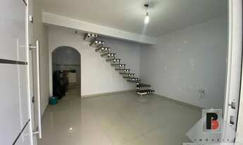 Imagem: Casa de vila fechada com portão de acesso