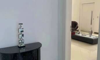 Imagem 6: Residência Exclusiva com Luxuoso Jardim e Ampla Área de Entretenimento no Condomínio Ibiti