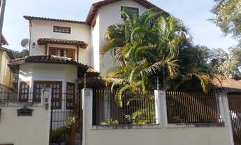 Imagem 2: Linda residência em rua nobre, junto ao centro da cidade