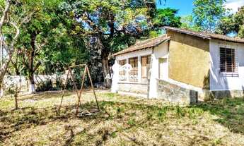 Imagem 7: Terreno amplo, gramado em frente a orla da Lagoa dos Mares em Confins com casa a reformar