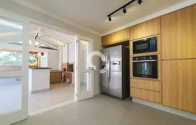 Imagem 4: Casa de condomínio sobrado para venda possui 360 metros quadrados com 5 quartos