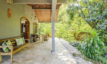 Imagem 4: Excelente casa térrea com bastante área verde disponível para venda ou locação em Juquehy!