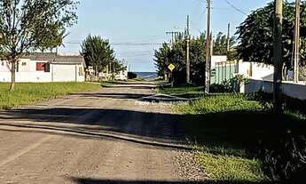 Imagem 4: Casa Mista à 200 metros do Mar, com 02 dormitórios, sala, cozinha, banheiro social, área