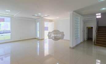 Imagem 2: Casa à venda em Condomínio Fechado, 4 suítes, ático, isolada com quintal nos fundos, perto