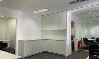 Imagem 5: Laje comercial de 500m² com 6 elevadores sociais e ar condicionado central, ao lado do met