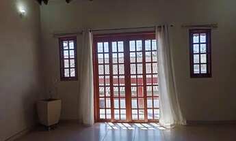 Imagem 3: Vendo uma linda casa em um bairro residencial