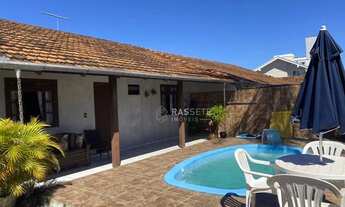 Imagem 2: CASA COM PISCINA APENAS 500 METROS DO MAR NO CENTRO DE NAVEGANTES - SC