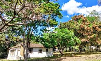 Imagem 2: Terreno amplo, gramado em frente a orla da Lagoa dos Mares em Confins com casa a reformar