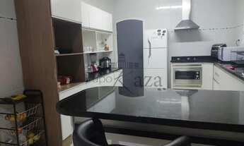 Imagem 3: Sobrado para aluguel possui 250 metros quadrados com 3 quartos