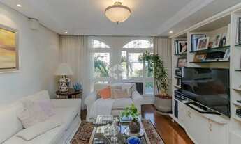 Imagem 3: Apartamento Exclusivo com Ambientes Distintos e Vista para o Sol da Manhã