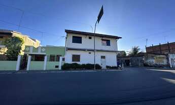 Imagem 2: Casa com dois pavimentos em frente ao portão da UFRB