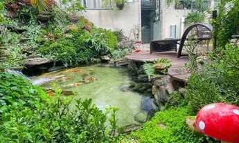 Imagem 6: Casa em condomínio com lago de carpas