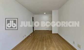 Imagem 2: Botafogo! Rua silenciosa, apartamento com dois quartos, possibilidade de suíte e cozinha a