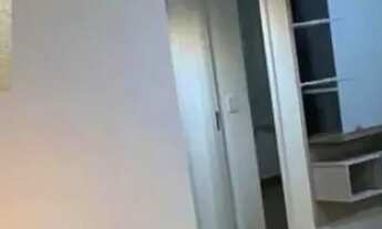 Imagem 2: Apê de 2qts com armários, sol da manhã. Varanda. Lazer e segurança