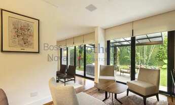 Imagem 6: Casa diferenciada em rua arborizada