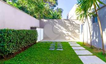 Imagem 3: Segurança 24 horas em frete a casa. Contemporânea, excelente área de lazer, repleta de arm