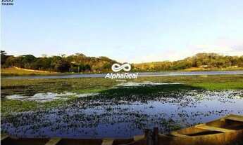 Imagem 3: Terreno amplo, gramado em frente a orla da Lagoa dos Mares em Confins com casa a reformar