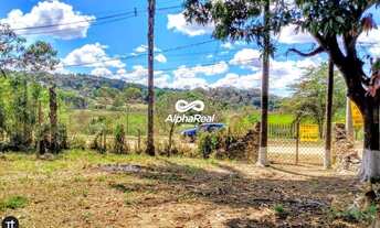 Imagem 6: Terreno amplo, gramado em frente a orla da Lagoa dos Mares em Confins com casa a reformar