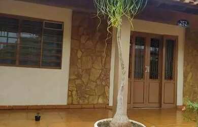 Imagem: Casa com Piscina e Edícula à Venda no