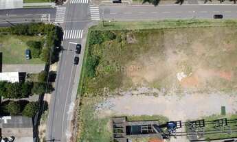 Imagem 3: Lote estratégico no Centro de Pinhais, zoneamento ZC. Alta visibilidade e fluxo. Perfeito