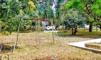 Imagem 5: Terreno amplo, gramado em frente a orla da Lagoa dos Mares em Confins com casa a reformar