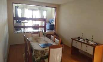 Imagem 2: Vendo uma linda casa em um bairro residencial